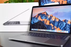 Hàng loạt máy MacBook Pro 13-inch không kèm TouchBar đang bị dính lỗi phồng pin. Nguồn: Mashable