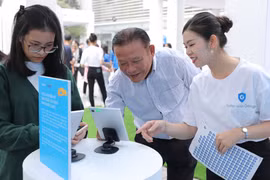 Thanh niên và người cao tuổi trải nghiệm các hướng dẫn an toàn mạng.