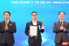 CEO Med-On Bùi Lê Hà nhận cúp và Giấy chứng nhận Giải thưởng Chuyển đổi số Việt Nam 2023.