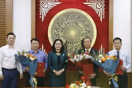 Thứ trưởng Bộ VHTTDL Trịnh Thị Thủy trao các quyết định bổ nhiệm cán bộ.