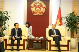 Thứ trưởng Phan Tâm tiếp đại diện Sam sung VN. Ảnh MIC.