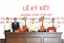 Lãnh đạo Bộ TT&TT và TAND Tối cao ký chương trình phối hợp về chuyển đổi số. Ảnh Mic