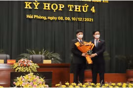 Chủ tịch HĐND.TP Hải Phòng Phạm Văn Lập chúc mừng Phó Chủ tịch UBND Hoàng Minh Cường.