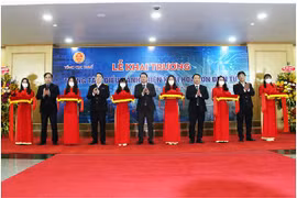 Các đại biểu cắt băng khai trương Hệ thống Trung tâm điều hành. Ảnh Mic