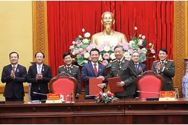 Bộ trưởng Bộ Công an Tô Lâm và Bộ trưởng Bộ TT&TT Nguyễn Mạnh Hùng ký Quy chế phối hợp. Ảnh Mic