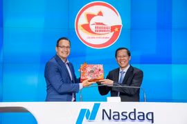 Chủ tịch UBND TP.HCM Phan Văn Mãi tặng quà lưu niệm lãnh đạo Sàn giao dịch chứng khoán NASDAQ. Ảnh: TTBC TP.HCM cung cấp