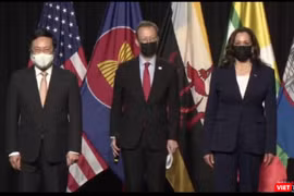 Phó Tổng thống Mỹ Kamala Harris cùng Phó Thủ tướng Phạm Bình Minh trong lễ khai trương Văn phòng khu vực Đông Nam Á của CDC Mỹ tại Hà Nội. Ảnh: V.A