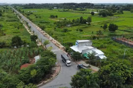 Đường bị nắn cong để qua nhà cán bộ ở Trà Vinh, vụ lùm xùm vẫn chưa thể giải quyết. Ảnh: NLD