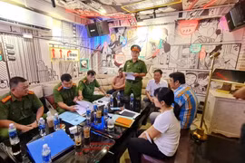 Công an TP.HCM kiểm tra công tác đảm bảo an toàn phòng cháy chữa cháy tại quán Karaoke. Ảnh: PC07 cung cấp