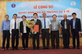 TS.BS Lâm Việt Trung (người ôm hoa) được bổ nhiệm làm Phó Giám đốc Bệnh viện Chợ Rẫy