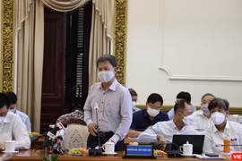 PGS.TS.BS Đỗ Văn Dũng - Trưởng khoa Y tế Công cộng, Đại học Y dược TP.HCM tại cuộc họp với lãnh đạo Thành phố