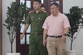 Cơ quan điều tra khám xét và đưa ông Nguyễn Minh Khải rời bệnh viện. Ảnh: Tuổi trẻ