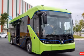 Xe bus điện đi từ ga trung tâm Hào Nam (quận Đống Đa, Hà Nội) tới nhiều tuyến đường. Ảnh: VG