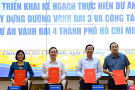Lãnh đạo 4 địa phương quyết tâm thực hiện dự án đường Vành đai 3 TP.HCM qua việc ký kết phối hợp. Ảnh: Thiệp Hợp