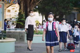 Học sinh nhiều tỉnh, thành phố tiếp tục đến trường học trực tiếp, dù số ca nhiễm tăng cao. Ảnh: HCDC 