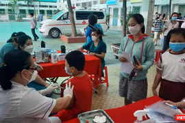 Xe tiêm lưu động của Bệnh viện Quận 11 tiêm vắc xin phòng COVID-19 cho học sinh tại trường Tiểu học Trưng Trắc