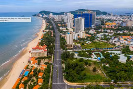 3 km đường ven biển Vũng Tàu xuất hiện nhiều công trình xây dựng sai, không phép, chắn bờ biển. Ảnh: Dân trí