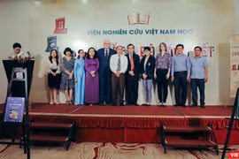 Tổng lãnh sự các nước khách mời đặc biệt cùng ông Đỗ Việt Hà, Chủ tịch Liên hiệp Các Tổ Chức Hữu Nghị TP. Hồ Chí Minh và PGS.TS Sử học Nguyễn Mạnh Hùng, Viện trưởng Viện nghiên cứu Việt Nam học