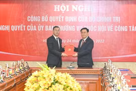 Chủ tịch Quốc hội Vương Đình Huệ trao quyết định của Bộ Chính trị cho đồng chí Ngô Văn Tuấn. (Ảnh: Duy Linh)