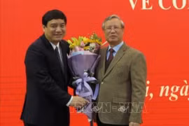 Ông Trần Quốc Vượng chúc mừng ông Nguyễn Đắc Vinh (ảnh: TTXVN)