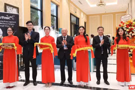 Các đại biểu cắt băng khai mạc triền lãm và hội nghị CTCH toàn quốc 