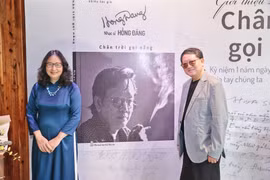 Bà Lê Anh Thúy - vợ cố nhạc sĩ Hồng Đăng và nhạc sĩ Nguyễn Đức Trịnh - Chủ tịch Hội Nhạc sĩ Việt Nam tại buổi ra mắt cuốn "Chân trời gọi nắng"