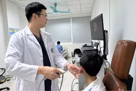 Tắm suối, nhiều trẻ nhập viện vì bị đỉa chui vào đường thở