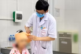 Bé gái 5 tuổi bị chó cắn 10 vết ở đầu, mặt