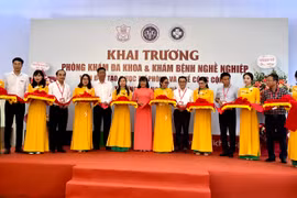 Lãnh đạo Trường Đại học Y Hà Nội và lãnh đạo Viện Đào tạo Y học dự phòng và Y tế công cộng cắt băng khai trương Phòng khám Đa khoa và Khám bệnh nghề nghiệp chất lượng cao