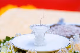 Vật thể được cho là "xá lợi tóc Đức Phật" được trưng bày tại Chùa Ba Vàng. (Ảnh: Chùa Ba Vàng)