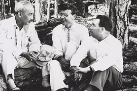 Bác Hồ với các ông Mikhail Suslov và Leonid Brezhnev trong kỳ nghỉ hè tại Yalta, Crimea ngày 12/7/1959. (Nguồn: ĐSQ)