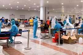 Các các bộ của Trường Đại học Y Hà Nội lấy mẫu và xét nghiệm COVID-19 với các hành khách đến từ châu Âu, Anh, Mỹ. 