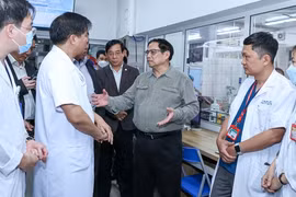 Thủ tướng kiểm tra tình hình đáp ứng vật tư y tế và thuốc men tại bệnh viện Bạch Mai - Ảnh: VGP/Nhật Bắc