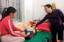 GS. Tạ Thành Văn thăm bệnh nhi ở TTYT huyện Mường Nhé 
