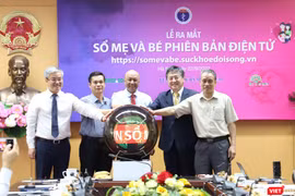 Thứ trưởng Bộ Y tế Nguyễn Trường Sơn (người đứng giữa) cùng các đại biểu bấm nút ra mắt Sổ Mẹ và bé phiên bản điện tử