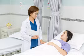 Bác sĩ Nguyễn Thị Dung thăm hỏi 1 trường hợp theo dõi sau chuyển phôi