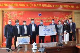 Bộ Y tế tiếp nhận 100.000 khẩu trang y tế cao cấp phục vụ chống dịch do VG Healthcare tặng