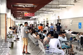 Bệnh nhân chờ khám bệnh tại bệnh viện