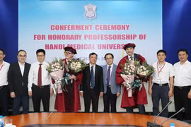Lãnh đạo Trường Đại học Y Hà Nội và Bệnh viện Da liễu Trung ương chúc mừng 2 vị giáo sư được trao chức danh Giáo sư Danh dự