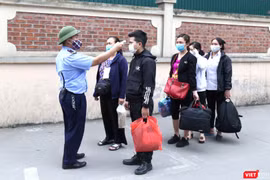 Đo thân nhiệt cho tất cả những người vào BV Việt Đức