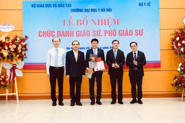 Trao quyết định bổ nhiệm chức danh Giáo sư cho ông Đoàn Quốc Hưng - Phó Hiệu trưởng Trường Đai học Y Hà Nội.
