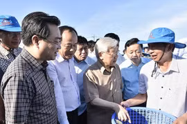 Tổng Bí thư, Chủ tịch nước Nguyễn Phú Trọng thăm một mô hình nuôi tôm