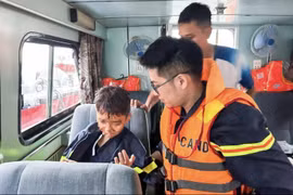 Bé 10 tuổi thoát nạn vụ lật tàu ở Hạ Long được chăm sóc, theo dõi tâm lý lâu dài