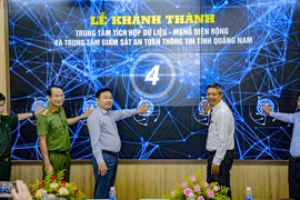 Lãnh đạo tỉnh Quảng Nam bấm nút chính thức đưa Trung tâm tích hợp dữ liệu tỉnh Quảng Nam vào vận hành.
