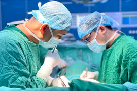 Rắc sỏi chăm hoa, cụ ông phải cấp cứu vì sỏi rơi vào họng