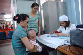 Các bà mẹ rất quan tâm đến việc tiêm vắc xin để phòng bệnh cho trẻ 