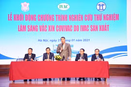 Các chuyên gia tại khởi động chương trình nghiên cứu thử nghiệm lâm sàng vaccine COVIVAC tại Trường Đại học Y Hà Nội sáng nay