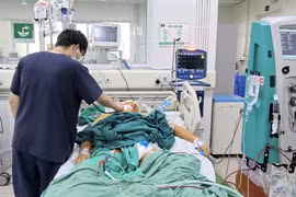 Nhiều người dân vùng lũ nhập viện vì "sát thủ giấu mặt" gây suy gan, suy thận cấp