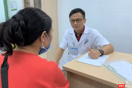 TS. Nguyễn Thế Cường – Trưởng Khoa Thận lọc máu, Bệnh viện Hữu nghị Việt Đức khám và tư vấn miễn phí cho người dân