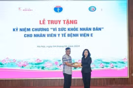 Bộ trưởng Y tế tặng Kỷ niệm chương cho nhân viên y tế hiến tạng cứu sống 4 bệnh nhân